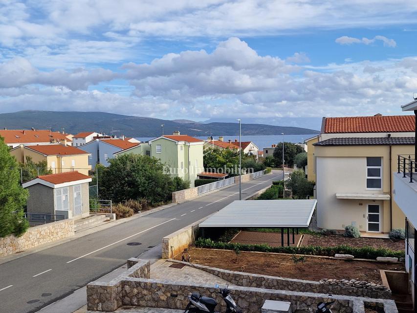 Krk - dvonadstropni apartma z bazenom in pogledom na morje