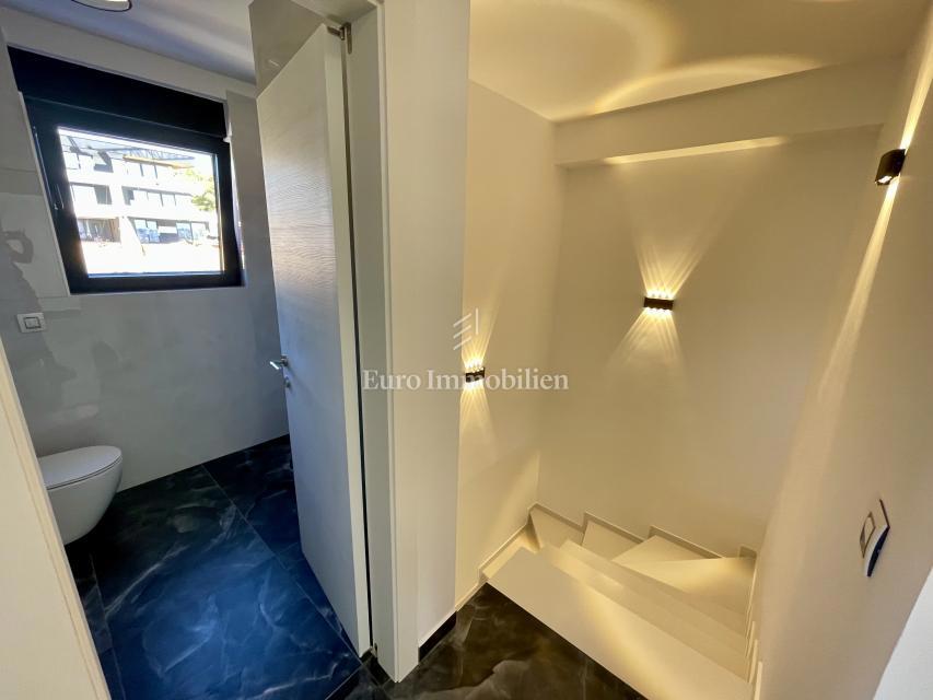 Krk - dvonadstropni apartma z bazenom in pogledom na morje