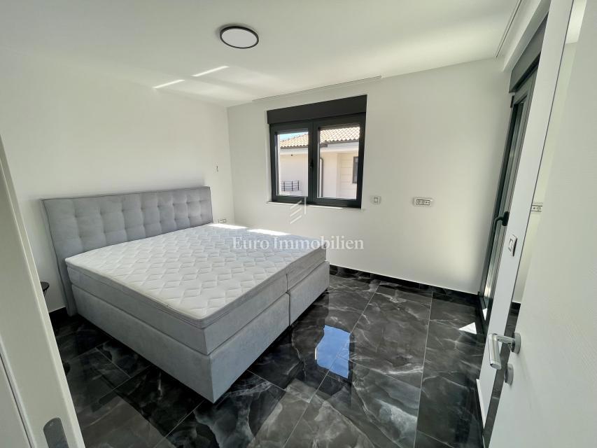 Krk - dvonadstropni apartma z bazenom in pogledom na morje