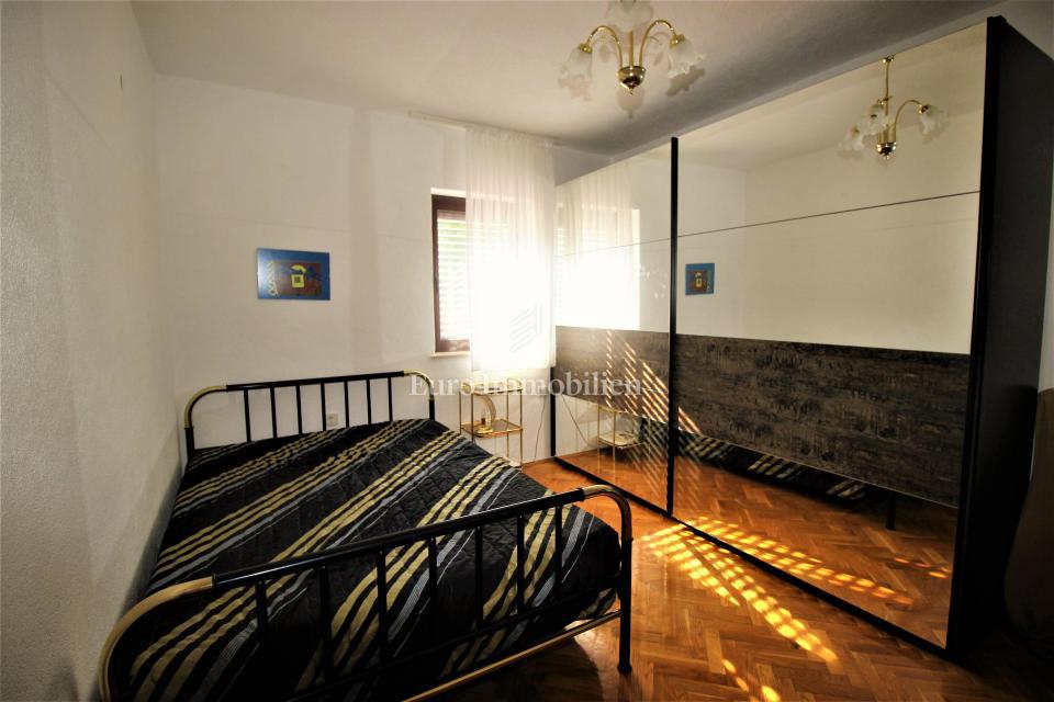 Jablanac, hiša z gradbiščem