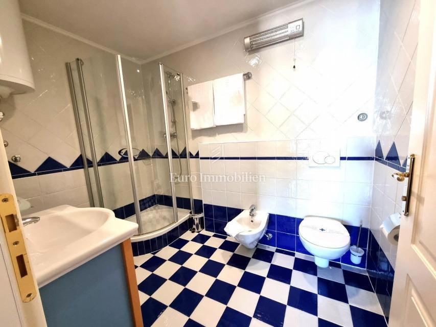 TOP LOKACIJA! Apartma z veliko teraso, 130 m od morja