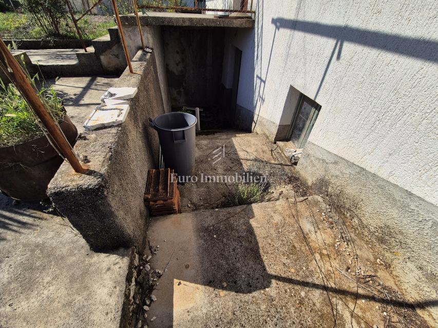 Samostojna kamnita hiša z velikim vrtom