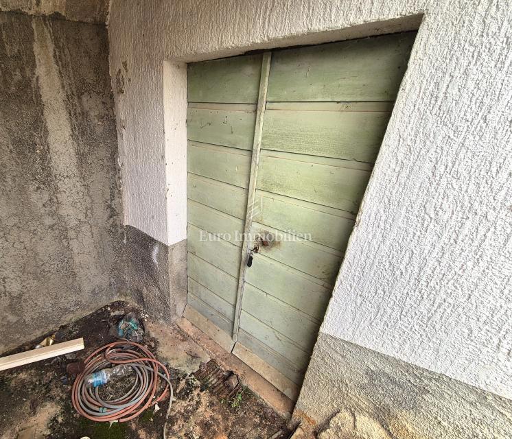 Samostojna kamnita hiša z velikim vrtom