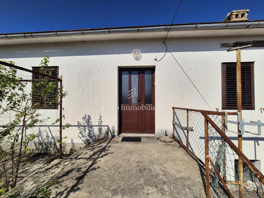 Samostojna kamnita hiša z velikim vrtom