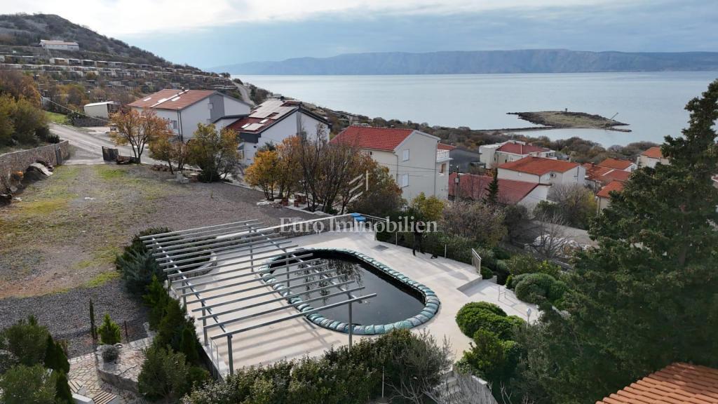 Klenovica hiša s sedmimi apartmaji