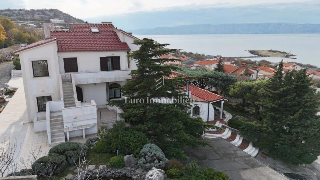 Klenovica hiša s sedmimi apartmaji