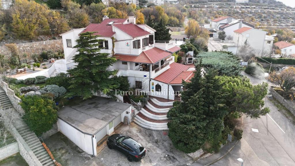 Klenovica hiša s sedmimi apartmaji