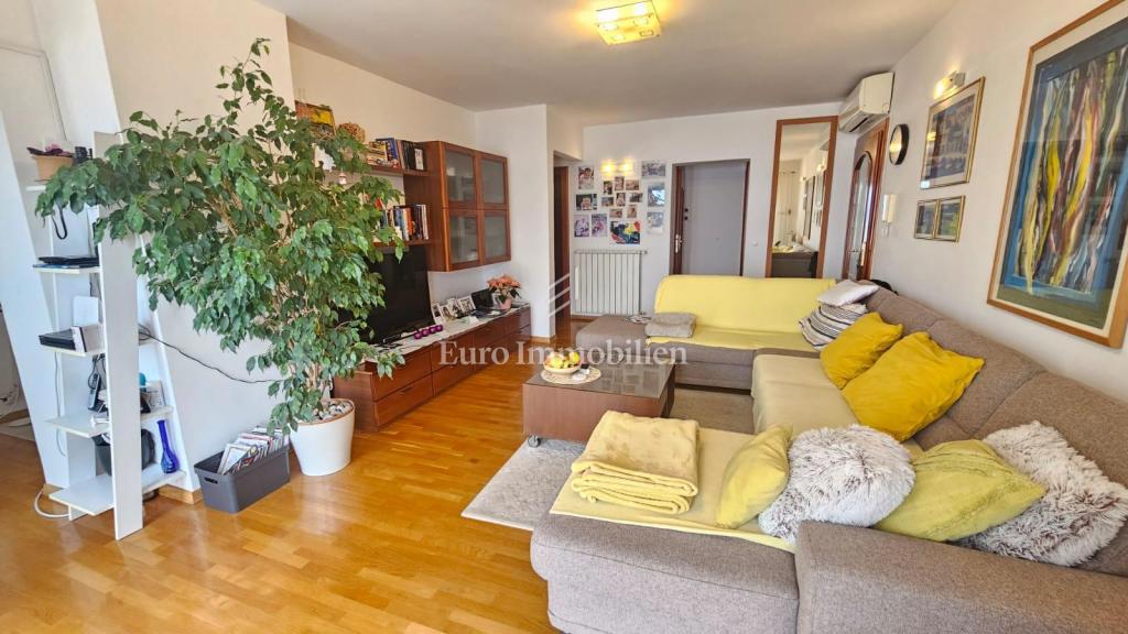 Klenovica hiša s sedmimi apartmaji