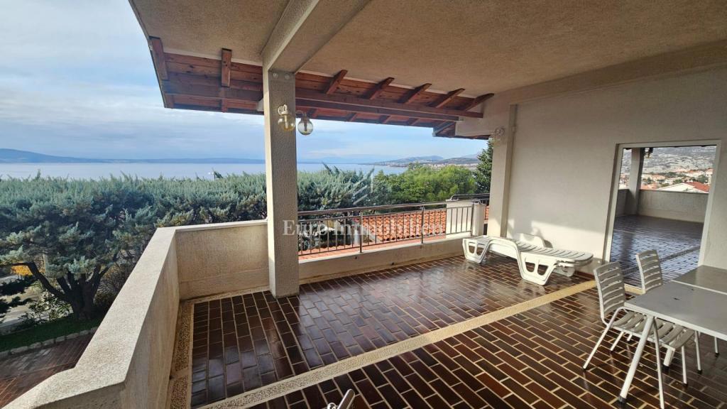 Klenovica hiša s sedmimi apartmaji