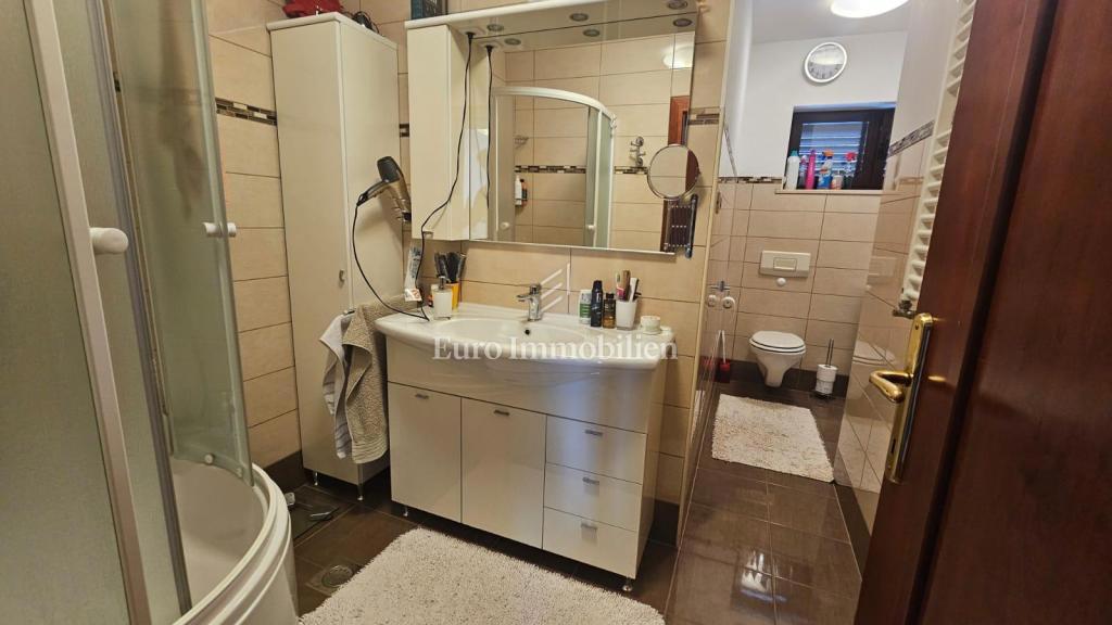 Klenovica hiša s sedmimi apartmaji