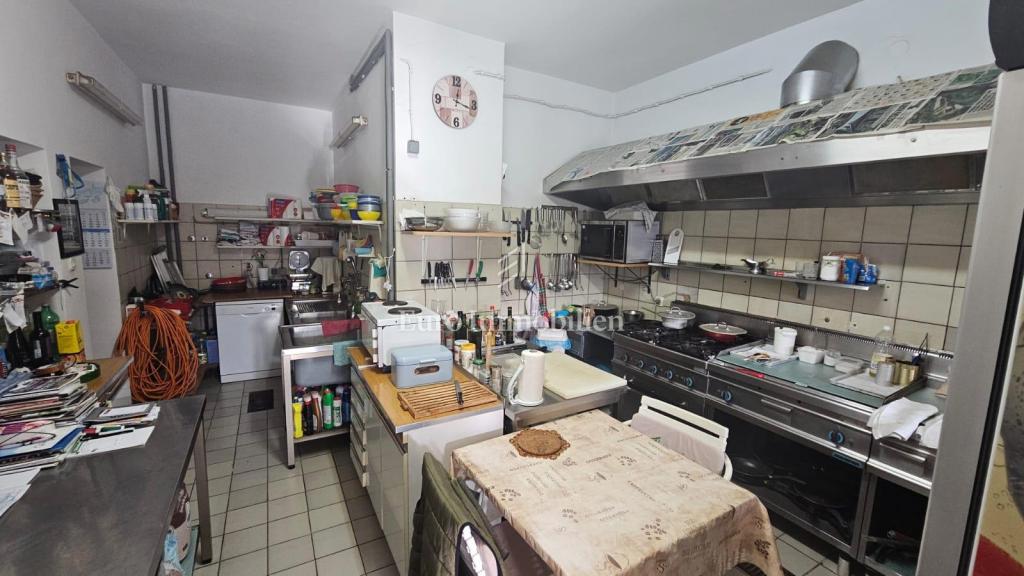 Klenovica hiša s sedmimi apartmaji