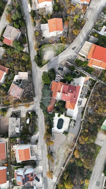Klenovica hiša s sedmimi apartmaji