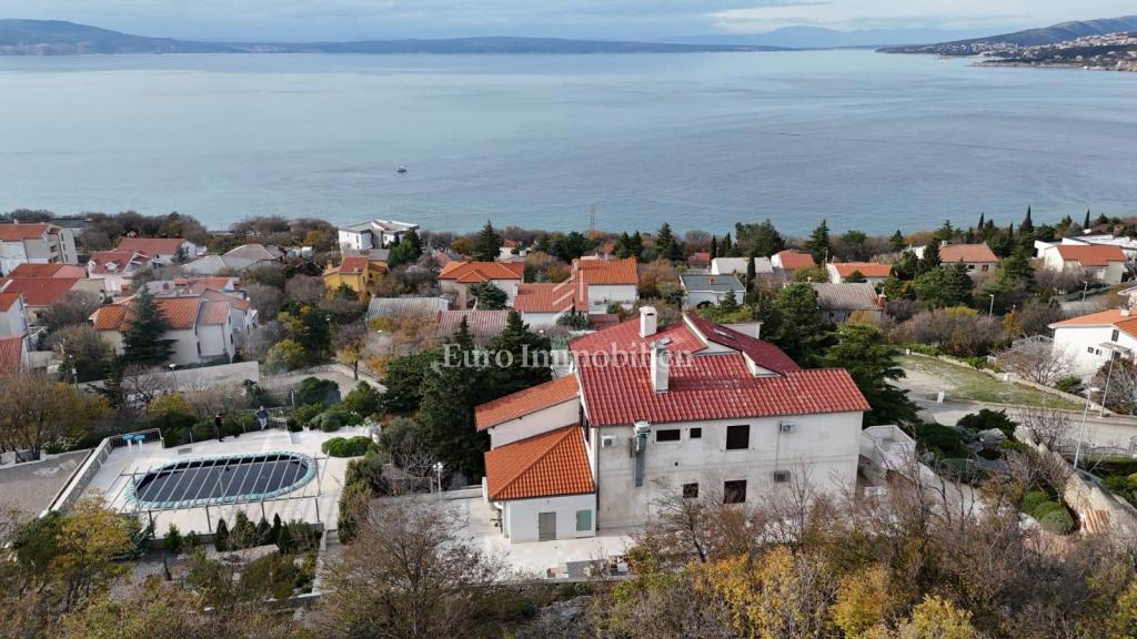 Klenovica hiša s sedmimi apartmaji