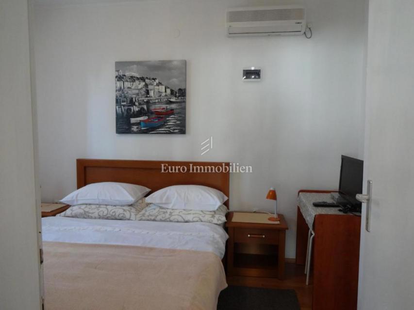 Klenovica hiša s sedmimi apartmaji