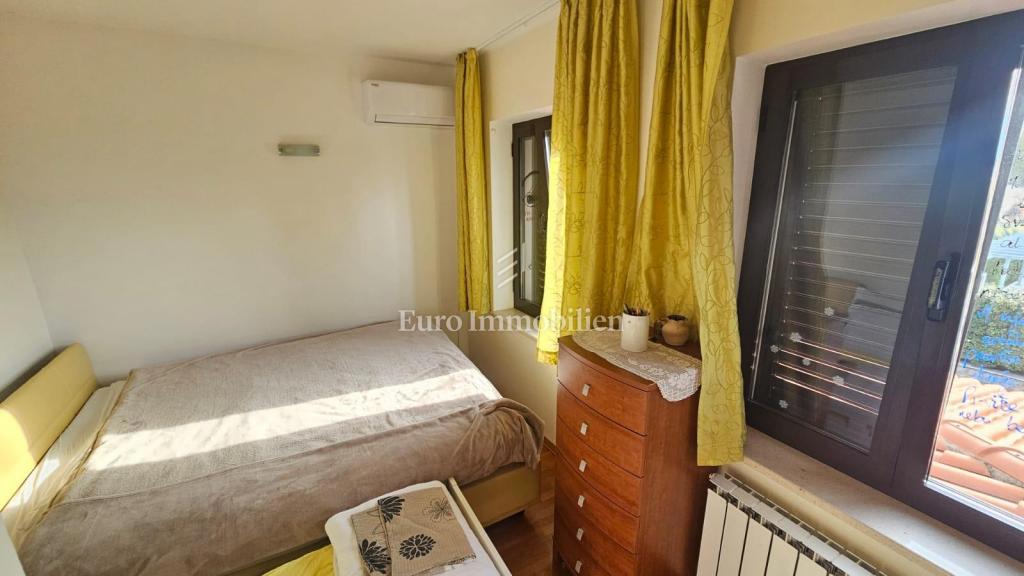 Klenovica hiša s sedmimi apartmaji