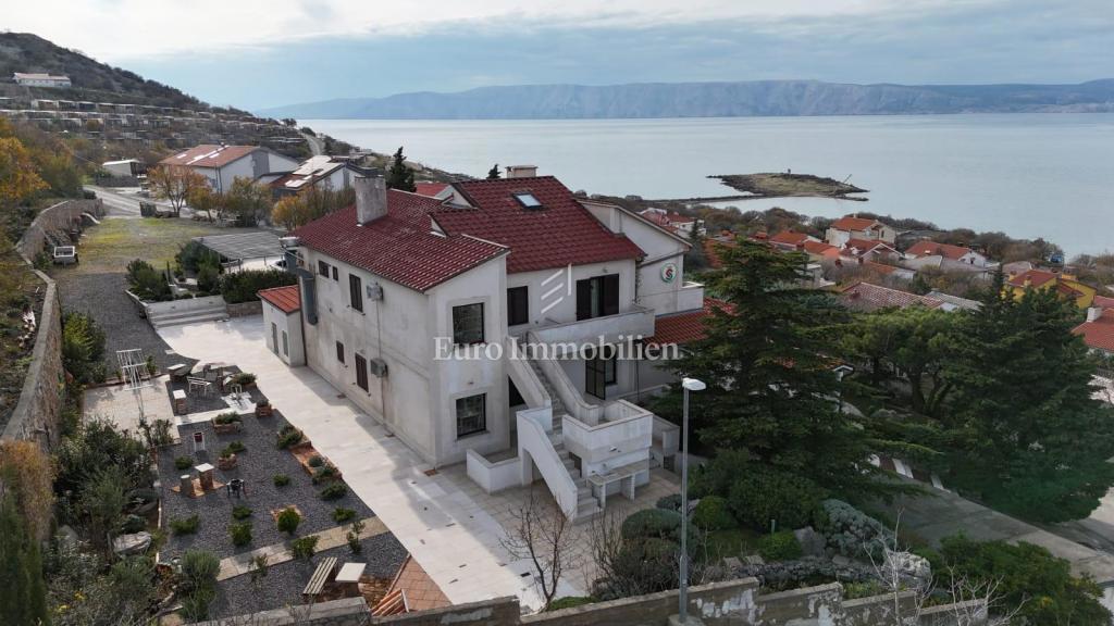 Klenovica hiša s sedmimi apartmaji