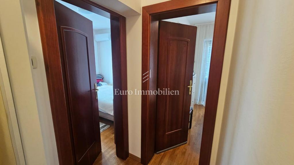Klenovica hiša s sedmimi apartmaji