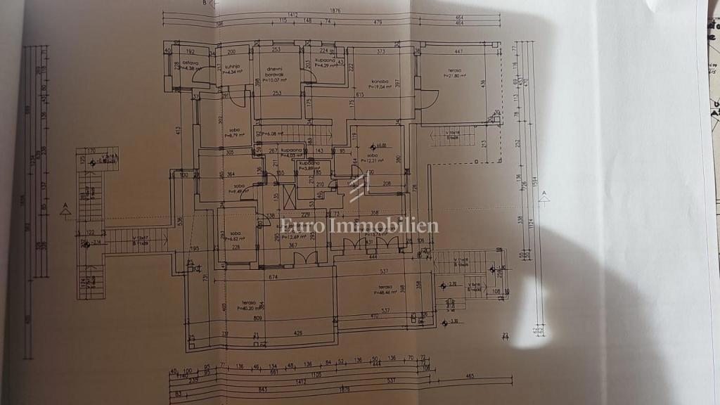 Klenovica hiša s sedmimi apartmaji