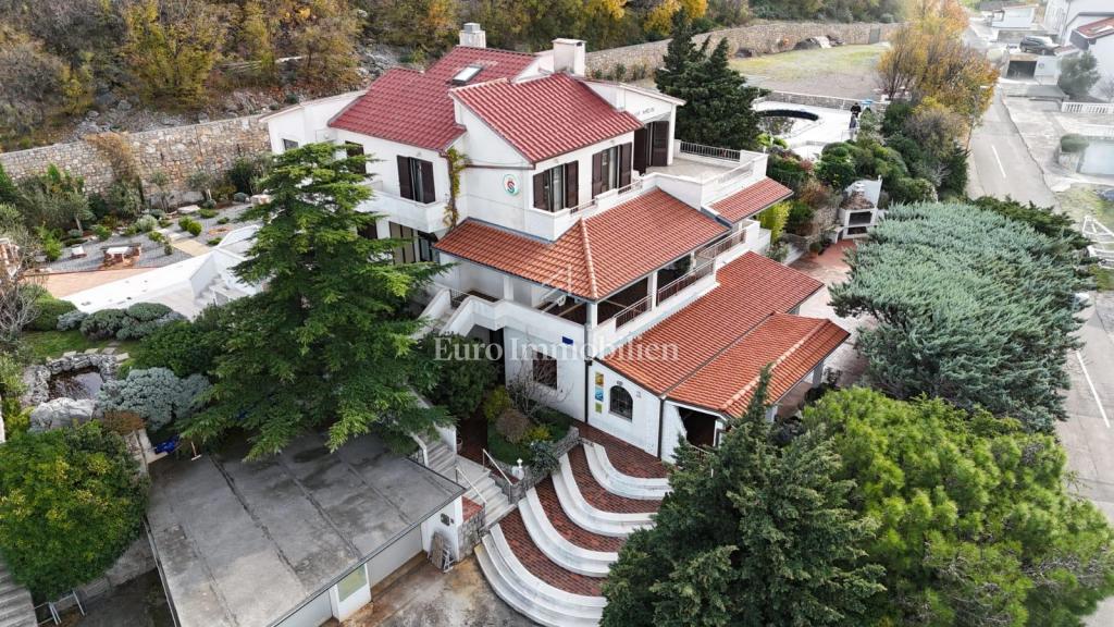 Klenovica hiša s sedmimi apartmaji