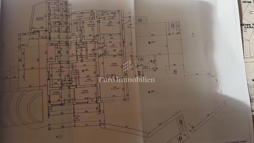 Klenovica hiša s sedmimi apartmaji