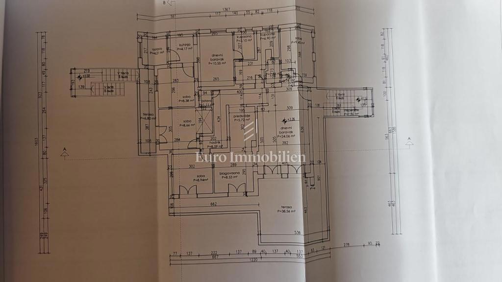 Klenovica hiša s sedmimi apartmaji