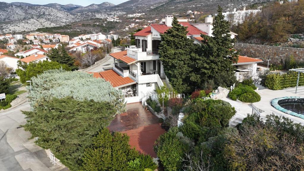 Klenovica hiša s sedmimi apartmaji