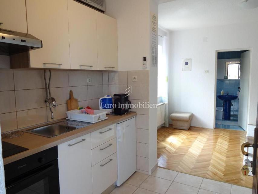 Klenovica hiša s sedmimi apartmaji