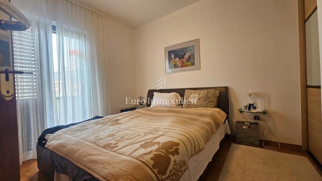 Klenovica hiša s sedmimi apartmaji