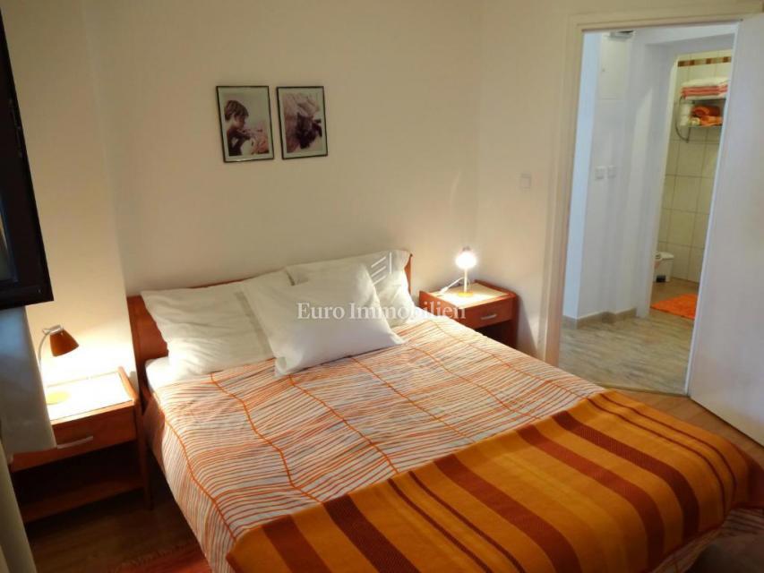 Klenovica hiša s sedmimi apartmaji
