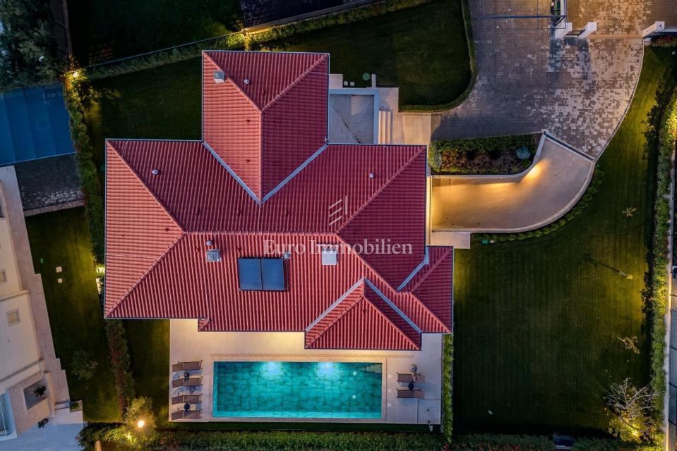 Vila z bazenom in garažo, 1 km od morja