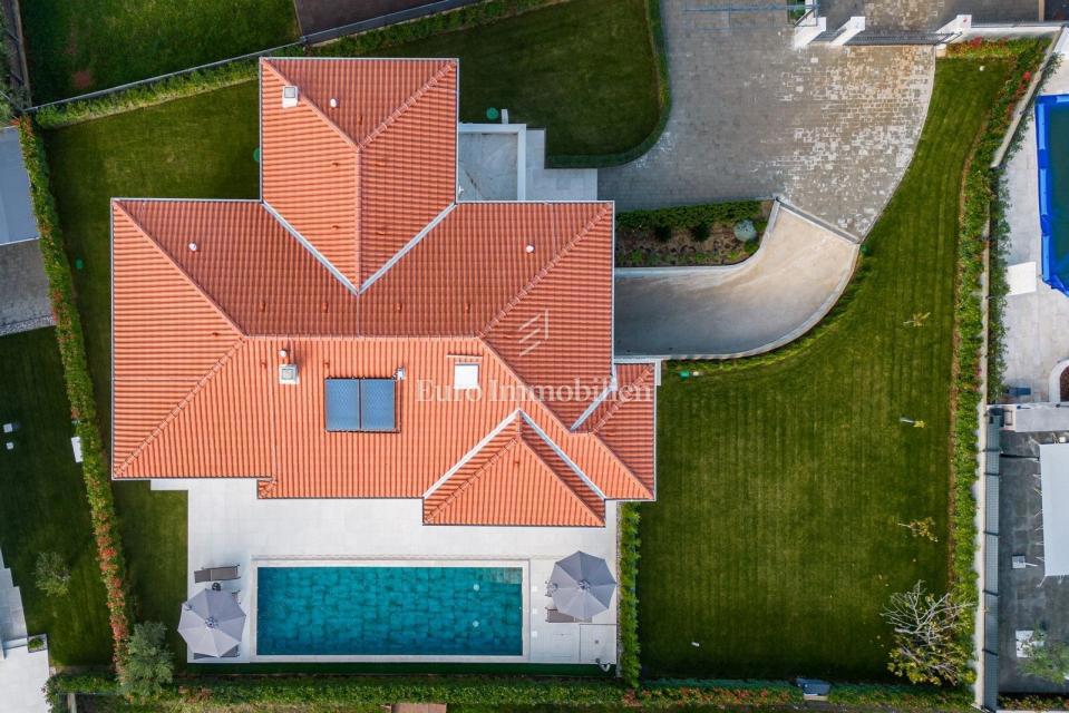 Vila z bazenom in garažo, 1 km od morja