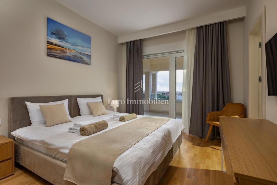 Vila z bazenom in garažo, 1 km od morja