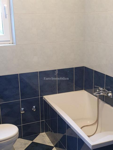 Novalja - samostojna hiša z 9 apartmaji