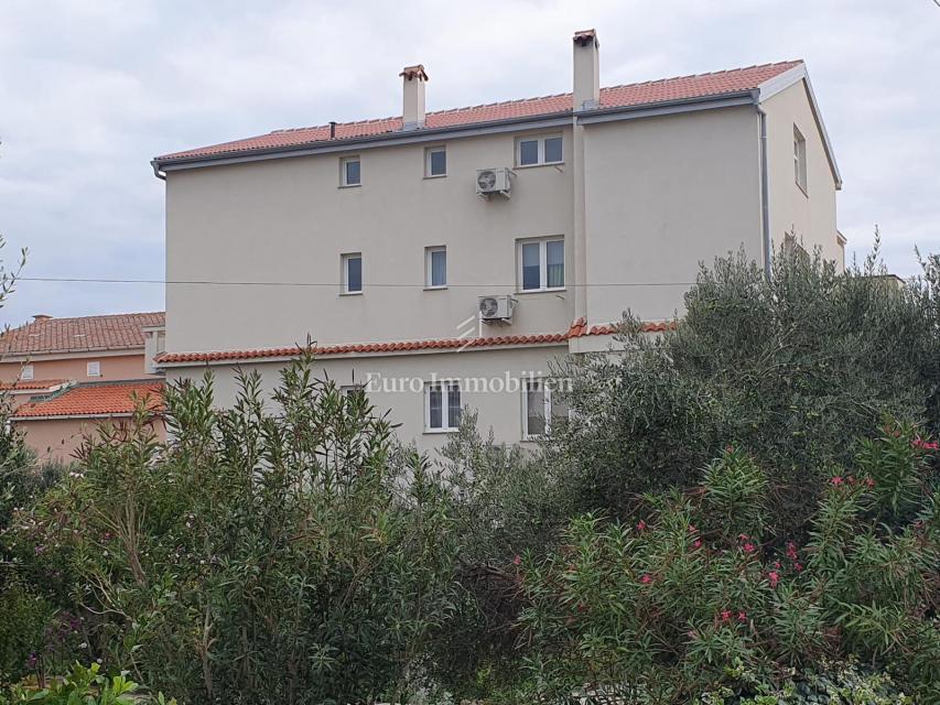 Novalja - samostojna hiša z 9 apartmaji