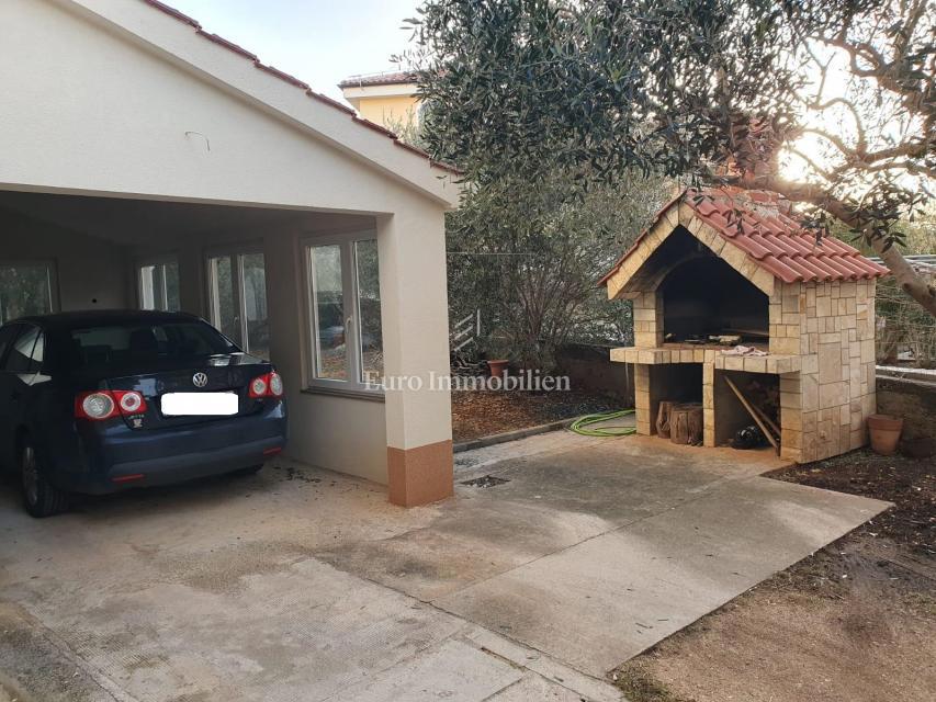 Novalja - samostojna hiša z 9 apartmaji