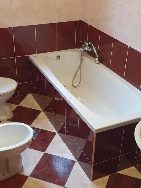 Novalja - samostojna hiša z 9 apartmaji