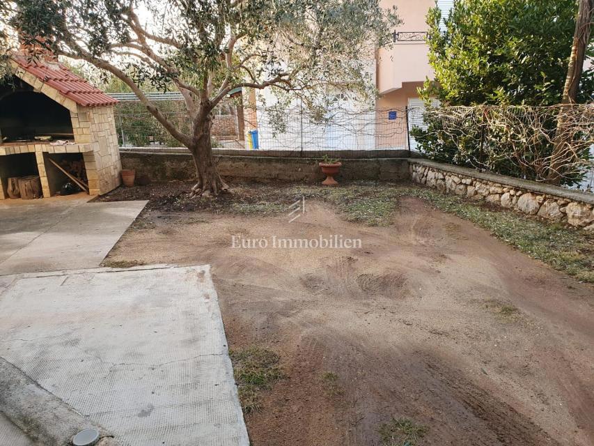 Novalja - samostojna hiša z 9 apartmaji