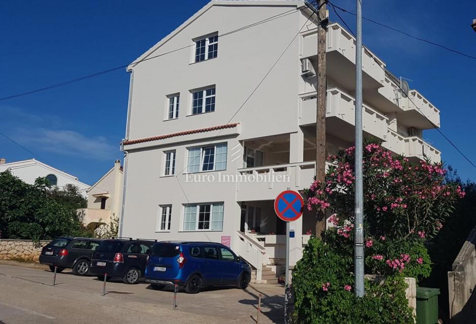 Novalja - samostojna hiša z 9 apartmaji