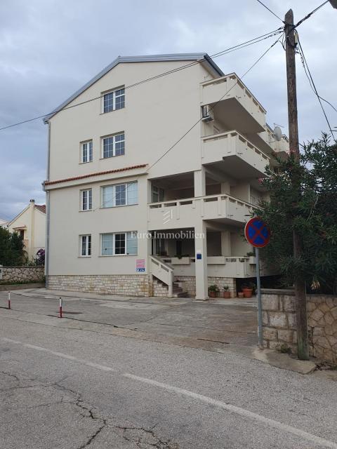 Novalja - samostojna hiša z 9 apartmaji