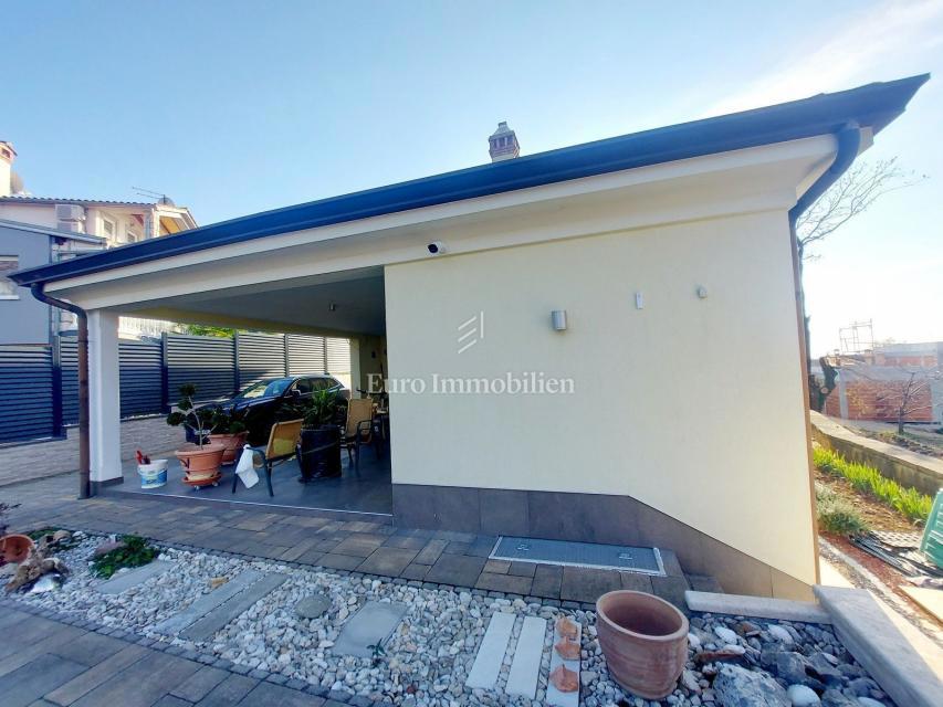 Rovinj - moderna vila z velikim vrtom