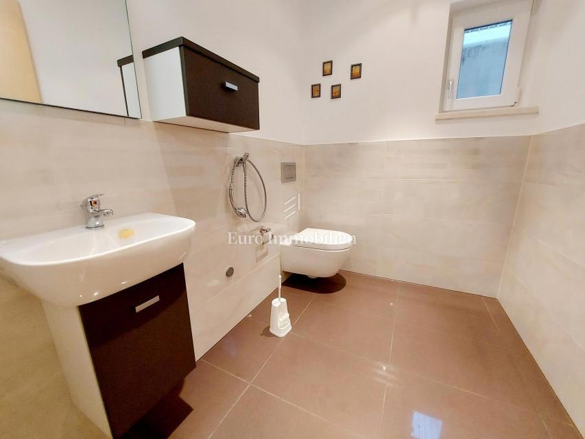 Rovinj - moderna vila z velikim vrtom