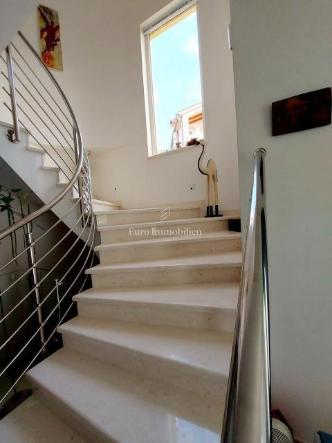 Rovinj - moderna vila z velikim vrtom