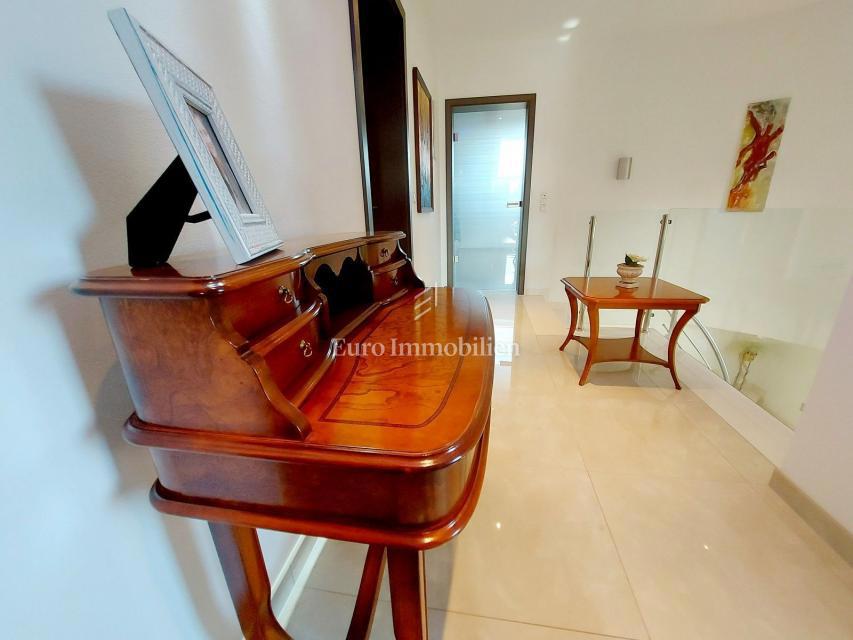 Rovinj - moderna vila z velikim vrtom