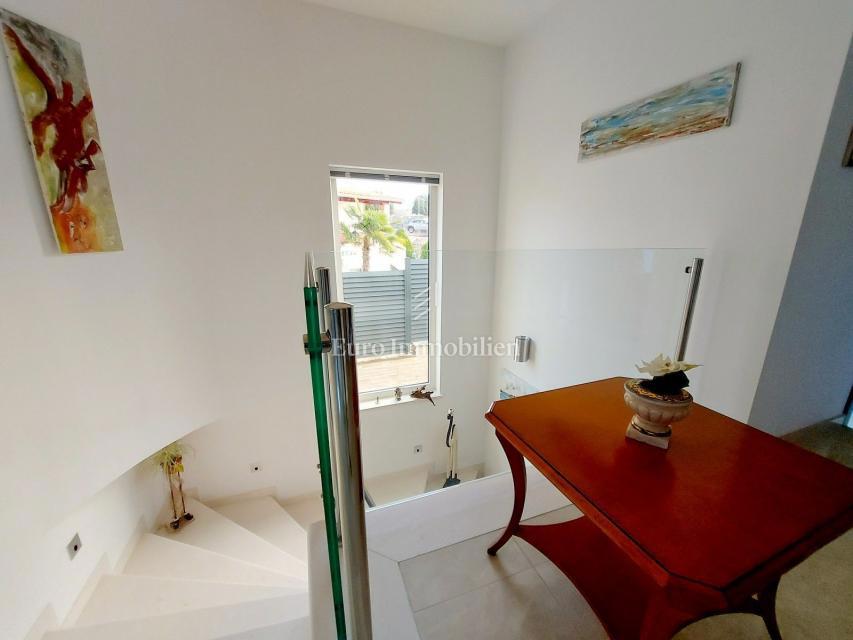 Rovinj - moderna vila z velikim vrtom