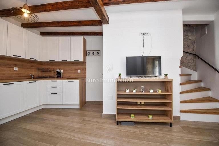 Prenovljena kamnita hiša z bazenom in parkiriščem - Novalja, center