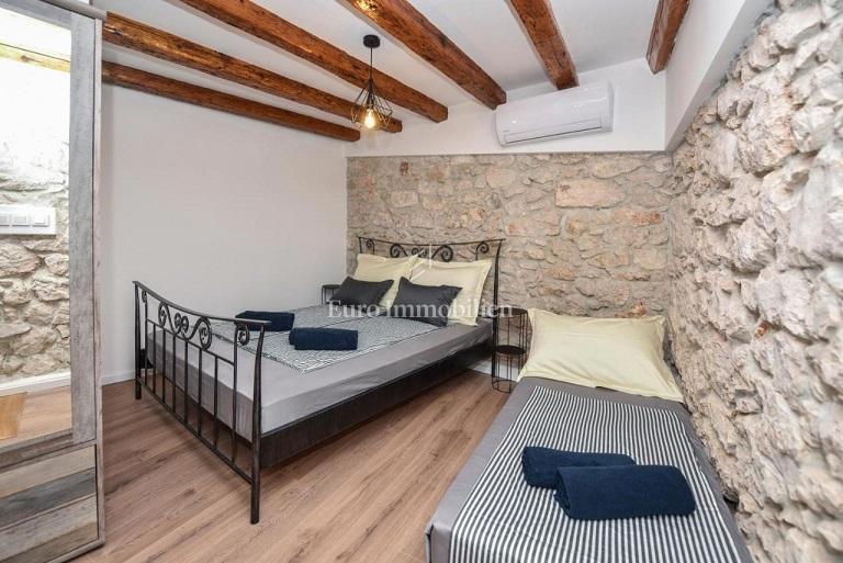 Prenovljena kamnita hiša z bazenom in parkiriščem - Novalja, center