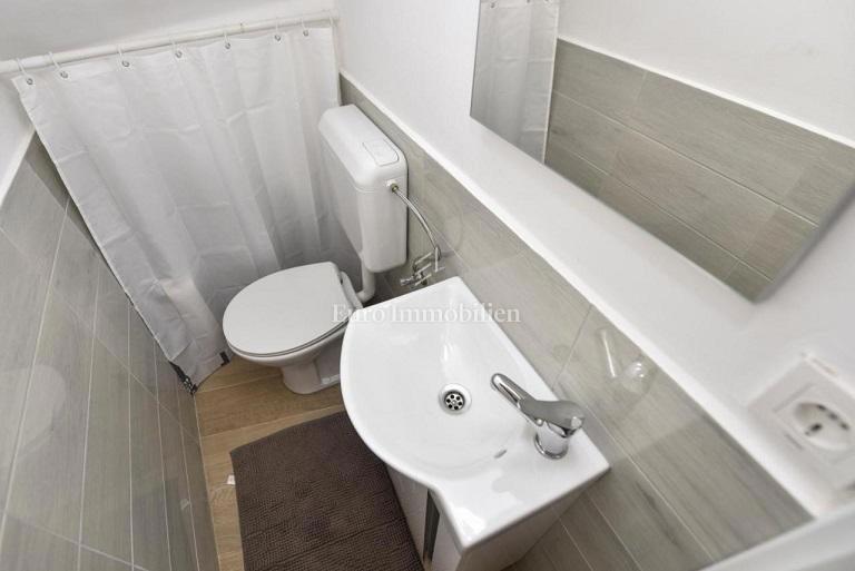Prenovljena kamnita hiša z bazenom in parkiriščem - Novalja, center