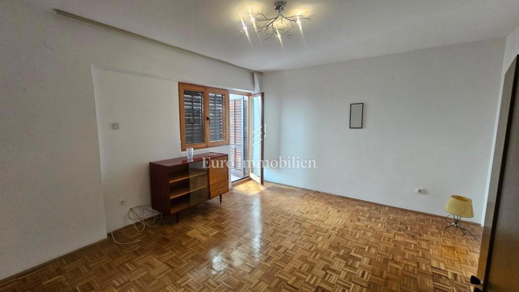 Crikvenica - hiša v treh etažah, 2. red od morja