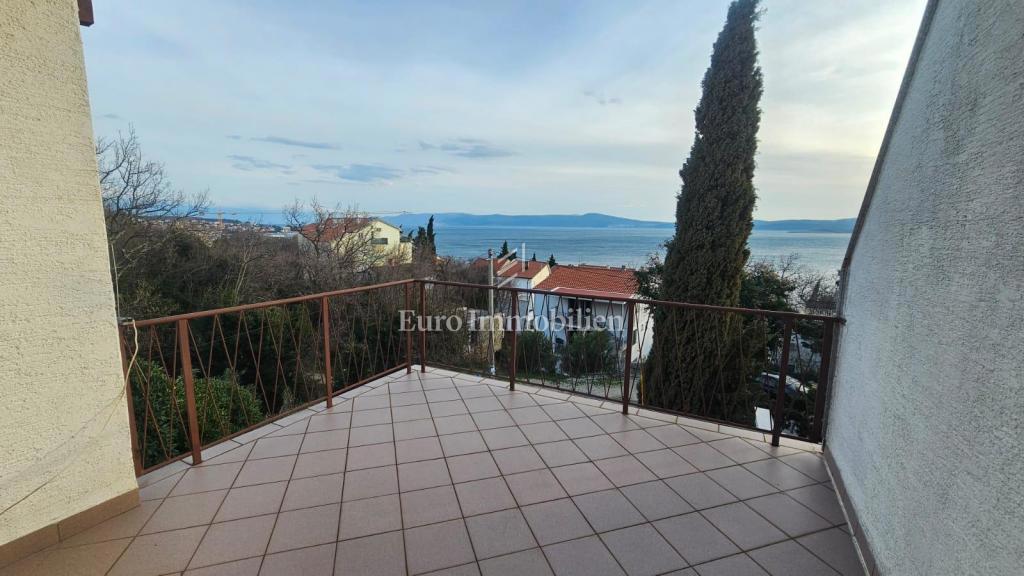 Crikvenica - hiša v treh etažah, 2. red od morja