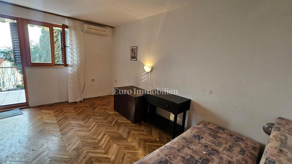 Crikvenica - hiša v treh etažah, 2. red od morja